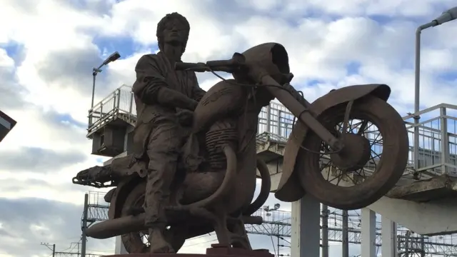 Памятник музыканту Виктору Цою на станции Окуловка