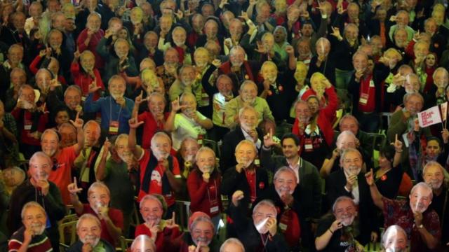 Petistas usam máscaras representando Lula na convenção do partido, no começojogo eletronico lotofacilagosto