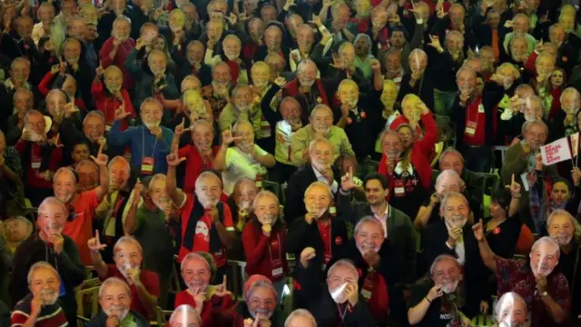 Petistas usam máscaras representando Lula na convenção do partido, no começotodos os jogos de amanhã palpitesagosto