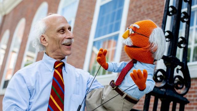 El profesor Joe Blatt con la versión Muppet de sí mismo en Plaza Sésamo en EE.UU.