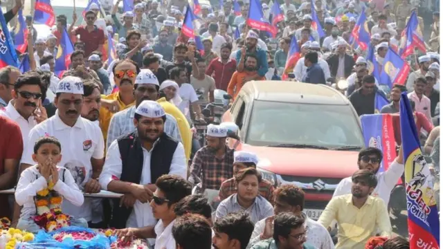 પાટીદાર આંદોલનના નવા કૅપ્ટન હાર્દિકની ડાબી તરફ