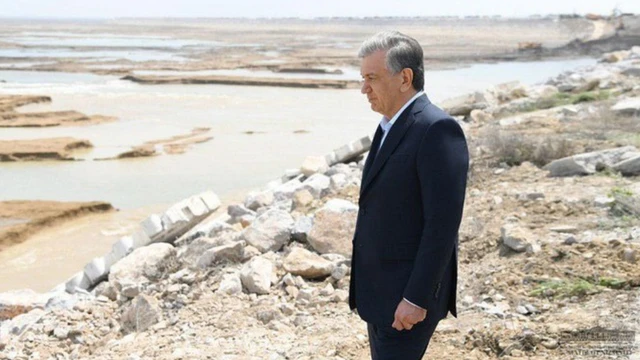 Ўзбекистон президенти нақд пул тарқатиш коррупцияга сабаб бўлишидан хавотир билдирган