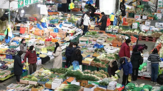 26일 대전 노은농수산물시장에서 설 연휴를 앞두고 상인들이 분주한 모습을 보이고 있다