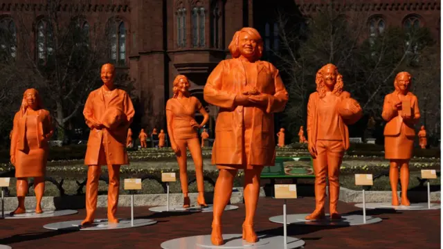 تماثيل مطلية لسيدات تم ابتكارها من خلال آلية الطباعة ثلاثة الأبعاد أمام قلعة سميثونيان في واشنطن دي.سي لتكريم المرأة، 4 مارس/آذار 2022