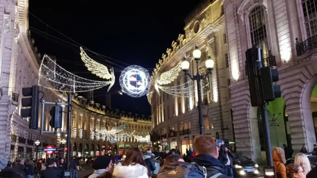 Regent Street iluminada a noite