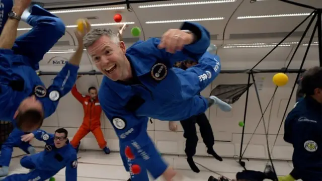 جون ماكفال استطاع التعايش بساق صناعية في بيئة من انعدام الجاذبية