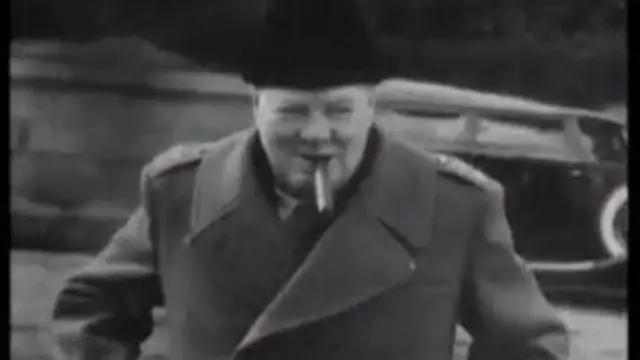 Winston Churchill arrivant à la Conférence de Yalta. (Capture d'écran)