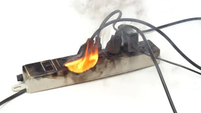 Régua pegando fogo com quatro tomadas conectadas