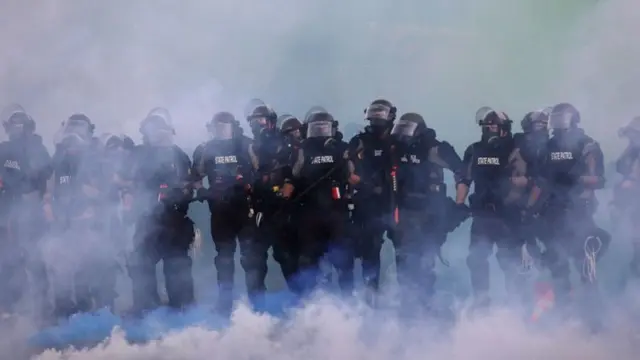 إطلاق ضباط الشرطة النار على جاكوب بليك في مدينة كينوشا بولاية ويسكونسين، أدى إلى اشتعال المزيد من الاحتجاجات