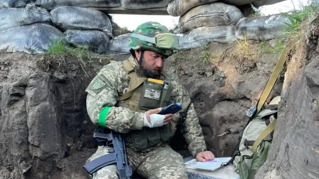 Fedir Shandor dạy các tiết học ngay từ chiến hào ở Ukraine.