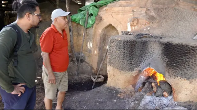 Nurhadi (baju merah) mengajak melihat dua tungku arang miliknya yang dapat 'berapi' selama tujuh kali dalam setahun.