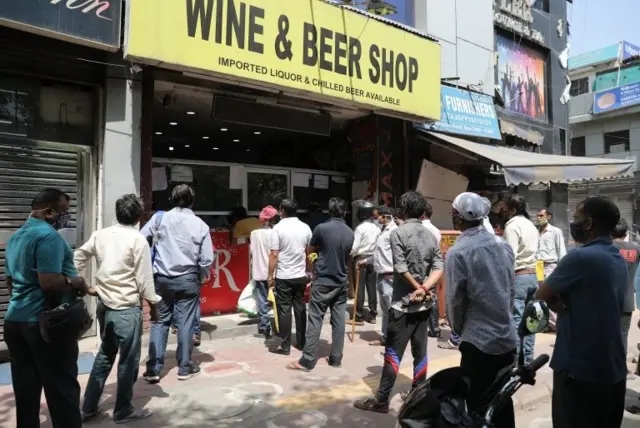 صف مقابل یک مغازه فروش مشروبات الکلی