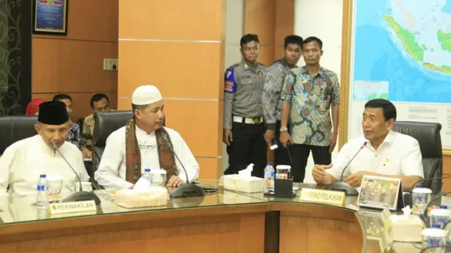 Perwakilan massa yang diterima Wiranto termasuk Amien Rais dan Ketua Umum Pengurus Pusat Persaudaraan Muslimin Indonesia (PP Parmusi), Usamah Hisyam.
