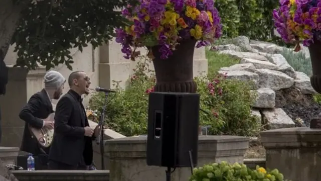 Честер Беннингтон на похоронах Криса Корнелла