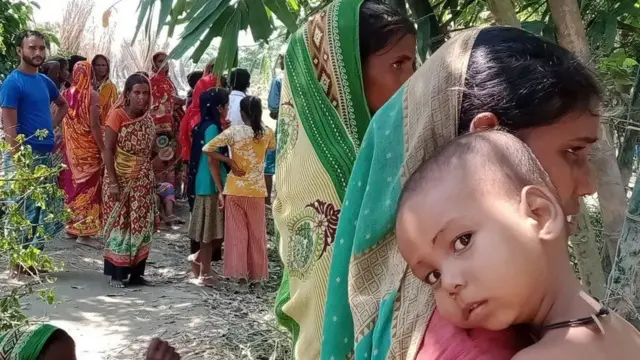 উচ্ছেদ বিরোধী সেলের জমায়েতে ধলপুর গ্রামের বাসিন্দারা