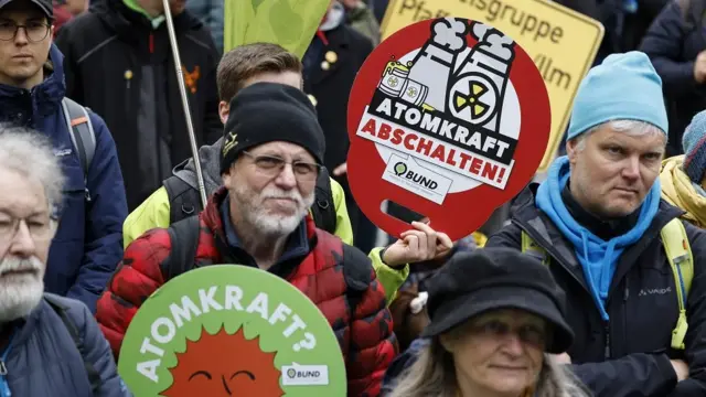 "Apaguen la energía nuclear", dice el cartel de los manifestantes