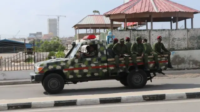 Des soldats du gouvernement somalien à bord d'un véhicule militaire sont vus devant l'hôtel SYL à Mogadiscio le 11 décembre 2019