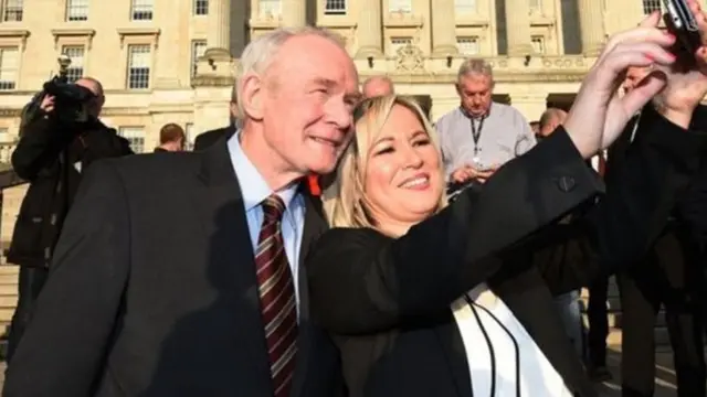 مارتن ماغينس مع زعيمة حزب الشين فاين، ميشل أونيل، في البرلمان المحلي