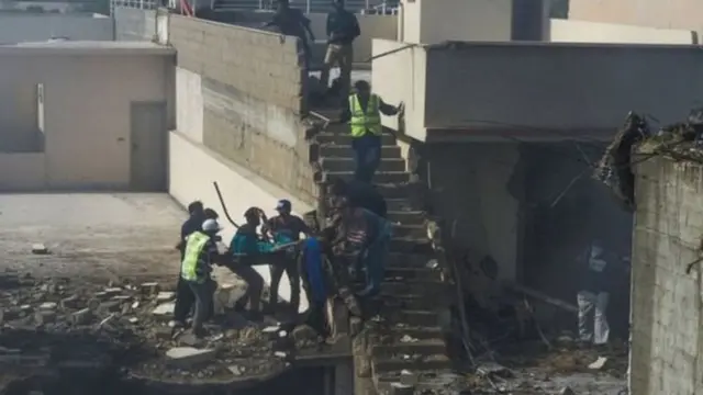 Korban jatuhnya pesawat di Karachi.