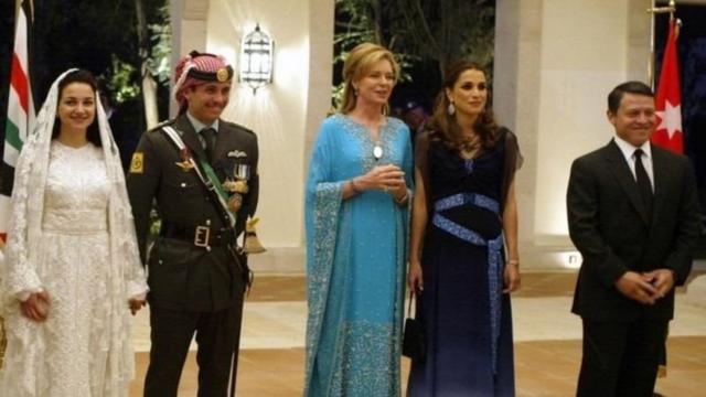 الملك عبد الله وزوجته الملكة رانيا (في أقصى اليمين) يحضران حفل زفاف الأمير حمزة والأميرة نور (يسار) . وفي الوسط الملكة نور، والدة الأمير حمزة