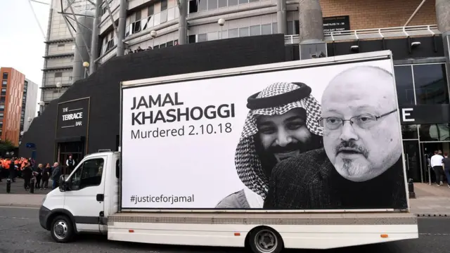 ناشطون حقوقيون وضعوا تلك الصورة لخاشقجي ومحمد بن سلمان على شاحنة توقفت أمام بوبات الاستاد خلال مبارة نيوكاسل وتوتنهام
