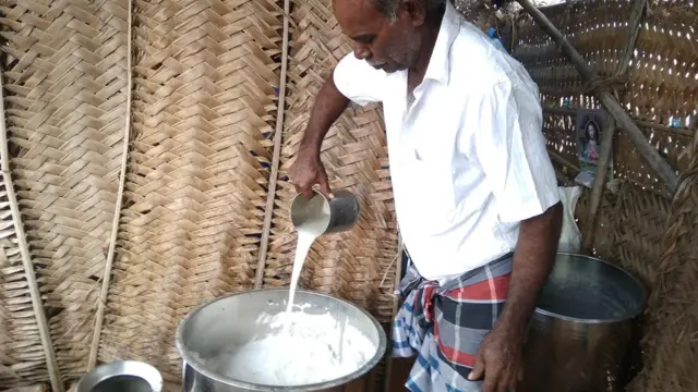 பதநீர் விற்பதால் கிடைக்கும் வருமானத்தில் பள்ளியை பராமரிக்கும் கிராம மக்கள்