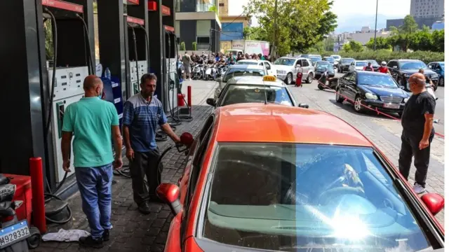 صف پمپ بنزین در لبنان