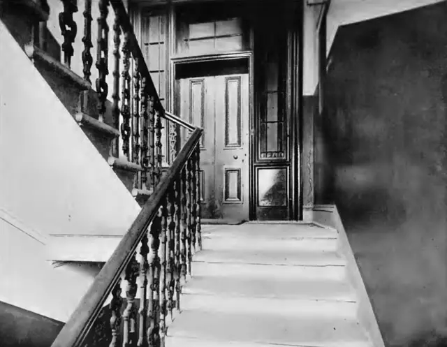 Esta es la puerta del apartamento de Gilchrist que Lambie dejó cerrada con doble llave esa fatídica noche