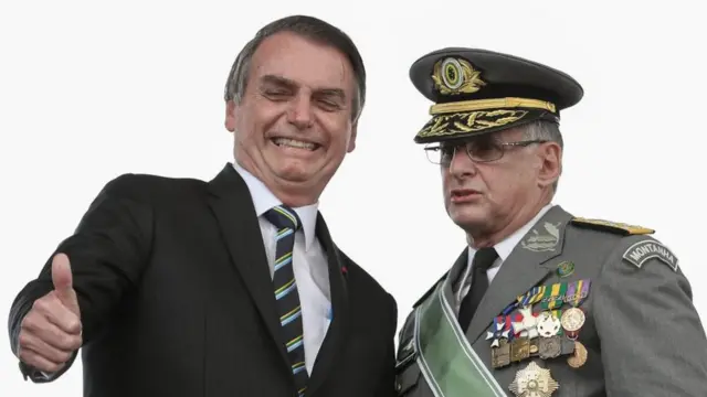 Bolsonaro e o comandante do Exército, Edson Leal Pujol