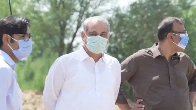 లాల్ చంద్ (మధ్యలో వ్యక్తి)