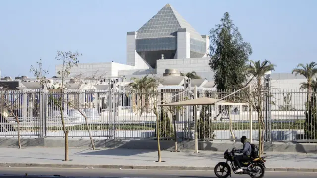 Dem go cari di mummies for di peach-coloured, neo-classical Egyptian Museum go di new National Museum of Egyptian Civilisation