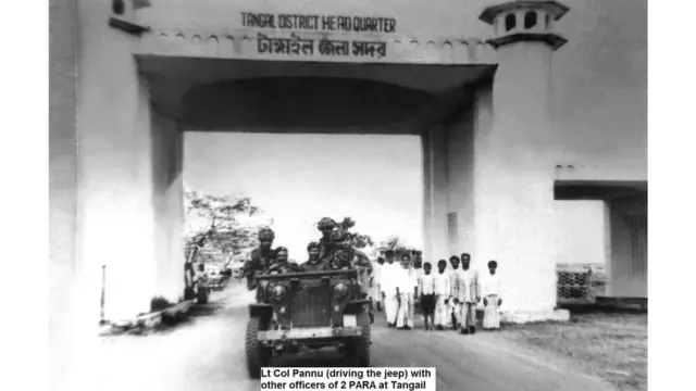 লেফটেন্যান্ট কর্নেল কে এস পান্নু জিপ চালাচ্ছেন, সঙ্গে প্যারা ২ ব্রিগেডের কর্মকর্তারা