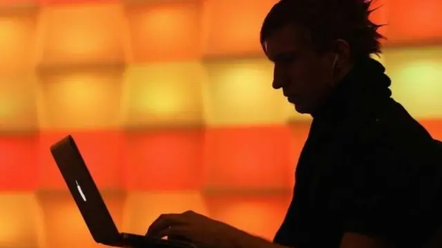 Un hombre con su computado portátil