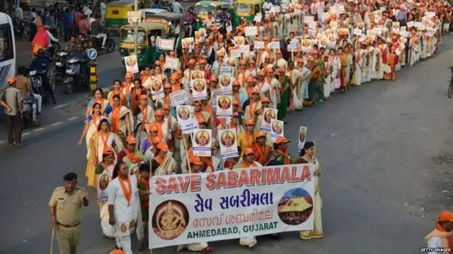 વિરોધ કરી રહેલી મહિલાઓ