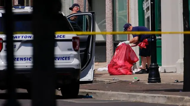 Policías en la escena del tiroteo en Dayton, Ohio.