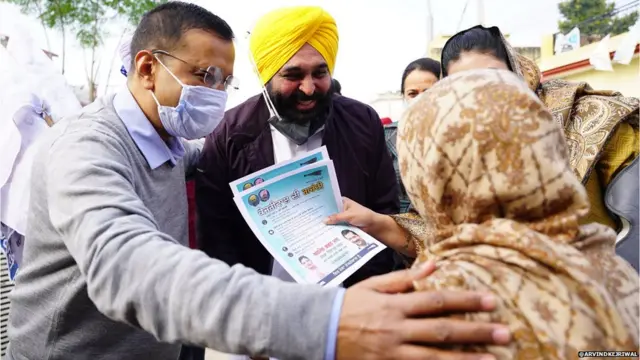 अरविंद केजरीवाल पंजाब निवडणुकीदरम्यान प्रचार करताना.