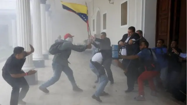 столкновения сторонников Николаса Мадуро с оппозицией у парламента Венесуэлы