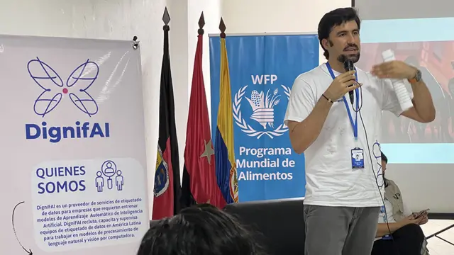 Enrique García hablando ante empleados de DignifAI