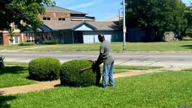 जेम्स स्मिथ जब भी सड़क के उस पर देखते हैं तो उन्हें अटाटियाना की याद आ जाती है.