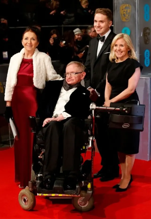 Hawking iyo xaaskiisii hore iyo gabadh uu dhalay oo ka qeybgalaya xafladda Oscars ee filimada