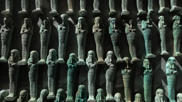 ځینې جنازوي کوچني تمثالونه چې زرغون او اسماني رنګونه لري، له دوی سره ۷۰۰ تاویزونه هم شته چې له خالصو سرو زرو جوړ شوي، یو پکې د ښکرور کوبرا مار بڼه لري.