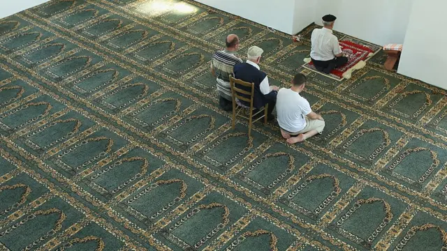 یکی از مساجدی که با هزینه ایران در بوسنی ساخته شد؛ از اواسط دهه ۹۰ و به ویژه پس از محکومیت فعالیت‌های امنیتی ایران در اروپا، کشورهای اروپایی سفرای خود را از ایران خواستند