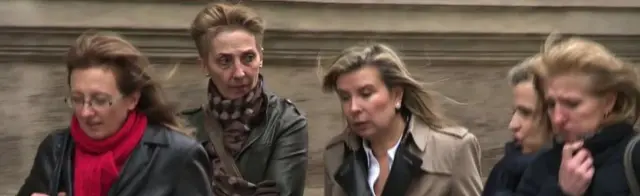 ソバージュさんの3人の娘（写真左、左から2人目、および写真右）は1月にオランド大統領と会談した（1月29日）