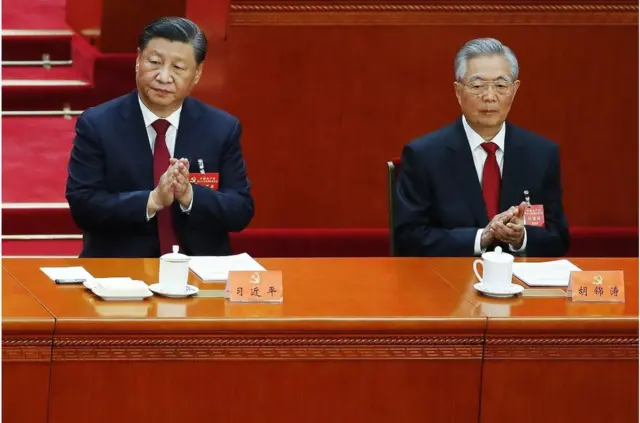 在北京举行的中国共产党第二十次全国代表大会开幕式上，习近平的前任胡锦涛紧挨习的左侧就坐，但他相比五年前出席十九大时已经满头白发。