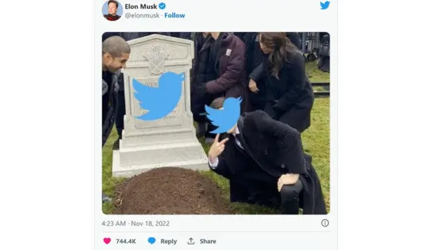 نشر ماسك رمزا تعبيريا لجمجمة وعظمتين متقاطعتين وصورة لقبر عليه شعار تويتر