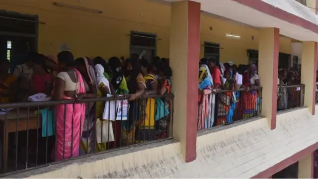 राशन के लिए लगी लाइन