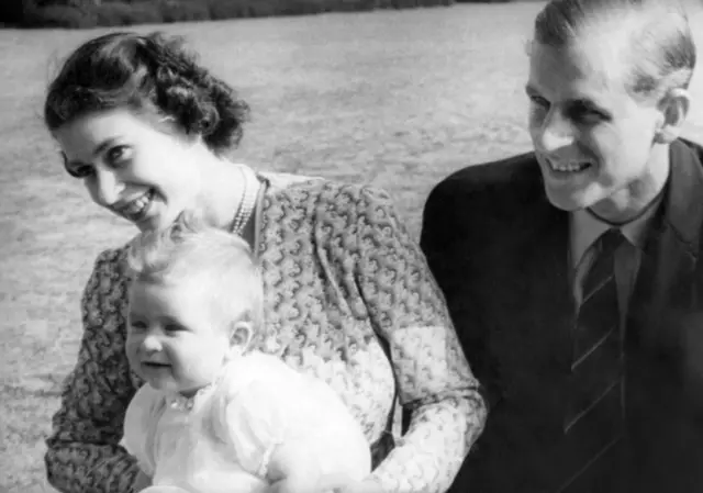 Princesa Elizabeth da Inglaterra e seu marido, príncipe Philip, duque de Edimburgo, com o bebê Charles em 1949 em Windlesham Moor, no condado de Surrey.
