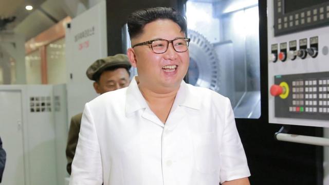 Kim Jong-un sonríe