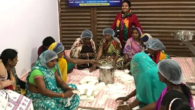 सॅनेटरी पॅड तयार करताना महिला.