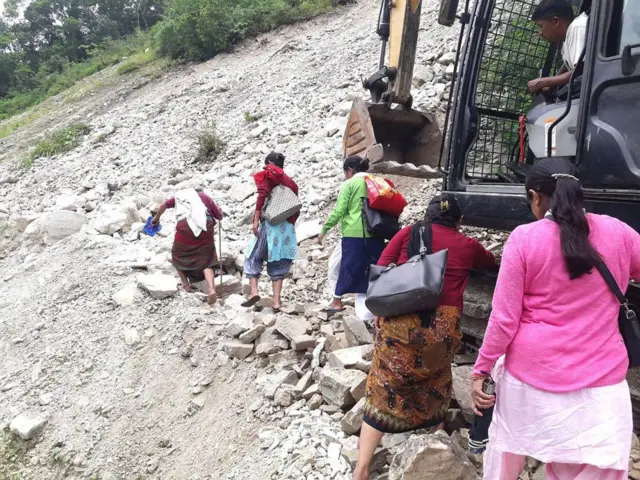 लमजुङको बेँसीसहर नगरपालिकास्थित खरखरे भीरमा पहिरो गएको स्थानबाट यात्रा गर्दै पैदलयात्रु